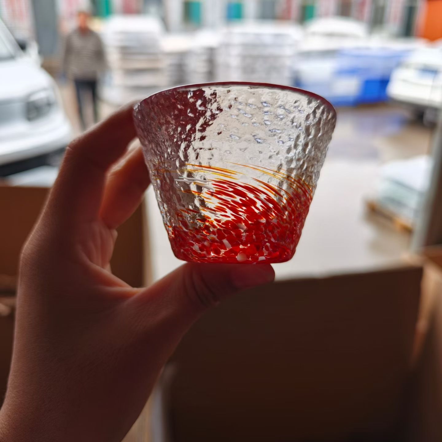 Red spray-colored hammered texture crystal glass cup