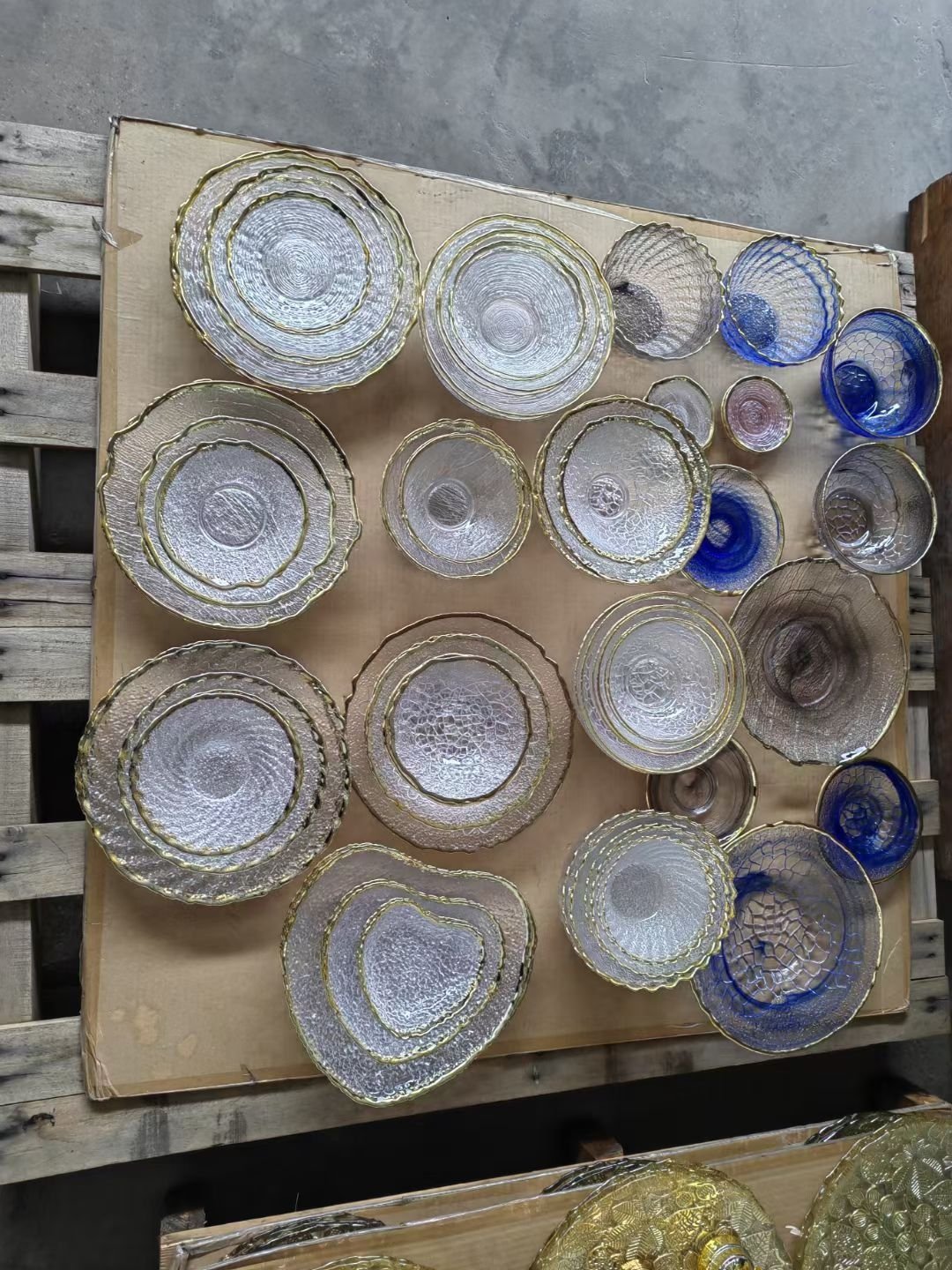 Gold rim crackle pattern glass bowl and plate sets packed in warehouse